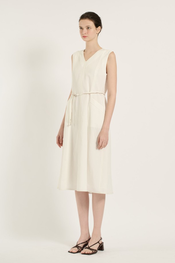 [25SU] 브이넥 민소매 원피스는 화이트 색상의 세련되고 여성스러운 무드를 연출하는 아이템입니다. 가벼운 마, 레이온, 폴리에스터 혼방 소재로 제작되어 얇고 촉감이 좋으며, 브이넥 디자인과 허리 라인 끈 디테일로 포인트를 더했습니다. 깔끔하게 떨어지는 레귤러 핏 라인으로 데일리룩은 물론, 모든 계절에 활용 가능한 활용도 높은 민소매 원피스입니다.
