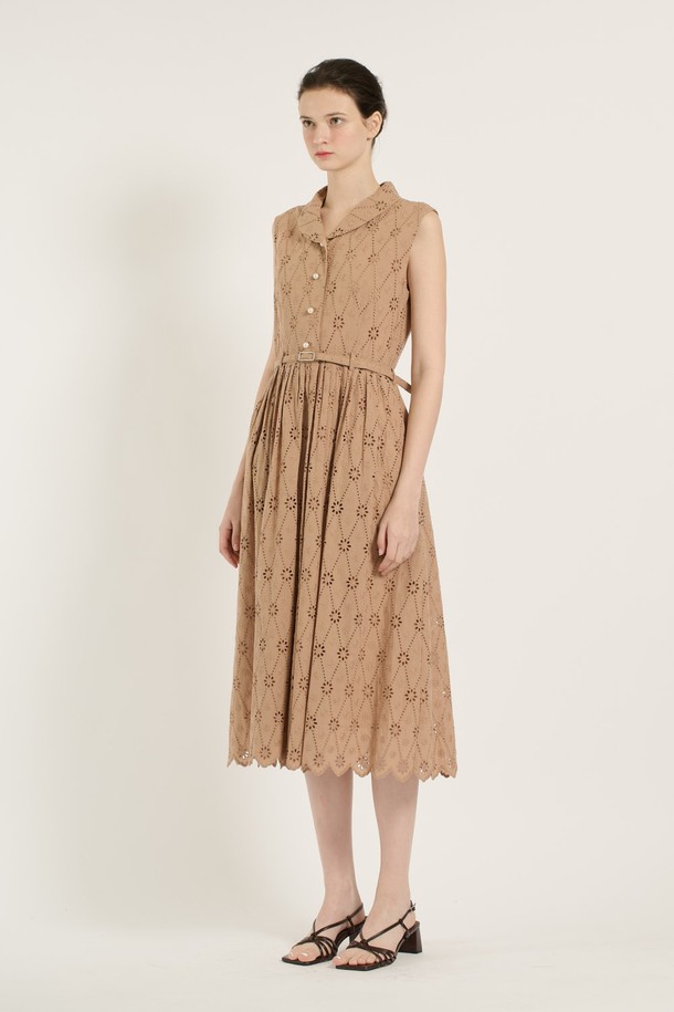 [25SU] 숄카라 턱 디테일 원피스 - M BEIGE B5B5O64572는 부드러운 면 소재의 A라인 플레어 원피스입니다. 숄카라 네크라인과 턱 디테일, 벨트 디테일이 특징이며, 안감이 있어 편안하게 착용할 수 있습니다. 베이지 색상의 민소매 숄카라 원피스로, 우아하고 세련된 무드를 연출하며 일상 또는 데일리룩으로 활용하기 좋습니다.
