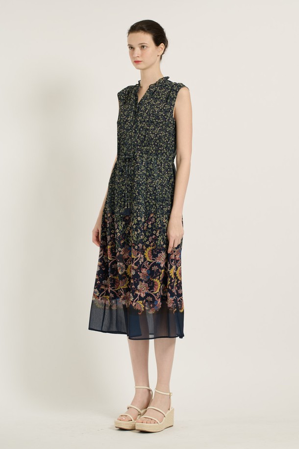 [25SU] 플라워 스트링 원피스 - NAVY는 여성스러운 무드의 데일리룩을 완성해 줄 플라워 스트링 원피스입니다. 네이비 색상 바탕에 플라워 패턴이 돋보이며, 허리 스트링과 스커트 패턴 변화 디테일이 더해져 여성스러운 실루엣을 연출합니다. 폴리에스터 소재로 제작되어 가볍고 시원한 착용감을 제공하며, 구김 방지 기능과 다리가 길어 보이는 길이감이 특징입니다.
