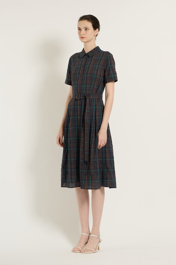 [25SU] 턱 체크 원피스는 시원한 여름을 위한 여성용 캐주얼 원피스입니다. 다크 네이비 컬러의 체크 패턴과 A라인 플레어 치마, 반소매 디자인으로 시원하고 여성스러운 분위기를 연출합니다. 얇은 두께와 루즈핏으로 편안한 착용감을 선사하며, 칼라 네크라인과 턱 디테일이 특징입니다.
