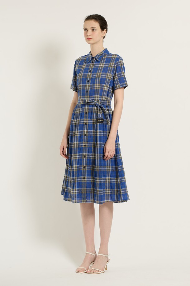 여성스러운 매력을 더해줄 [25SU] 턱 체크 원피스 - DARK BLUE B5B4O62754입니다. 다크 블루 컬러의 체크 패턴과 셔츠 칼라 디자인이 캐주얼하면서도 세련된 분위기를 연출합니다. A라인 플레어 치마와 루즈핏으로 편안한 착용감을 선사하며, 벨트 디테일로 허리 라인을 강조하여 더욱 돋보이는 실루엣을 완성합니다. 여름철 일상에서 시원하게 즐길 수 있는 반소매 원피스입니다.
