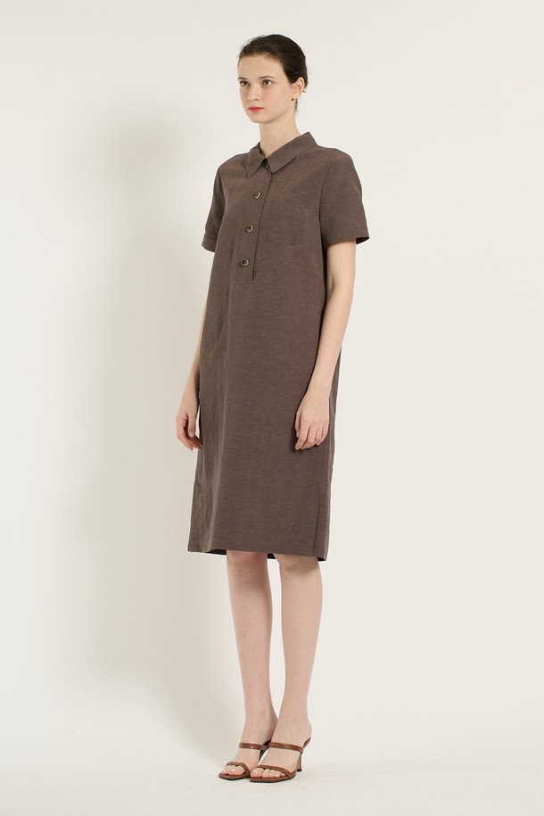 [25SU] 베이직 반오픈 원피스는 부드러운 촉감과 시원한 착용감을 선사하는 여름 여성 원피스입니다. 마, 레이온, 폴리에스터 혼방 소재로 제작되었으며, 깔끔한 카라넥과 단추, 실용적인 포켓 디테일이 돋보입니다. 레귤러핏에 반소매 기장, 무지 패턴으로 베이직한 스타일을 연출하며, 브라운과 피콕 블루 두 가지 색상으로 만나볼 수 있습니다.
