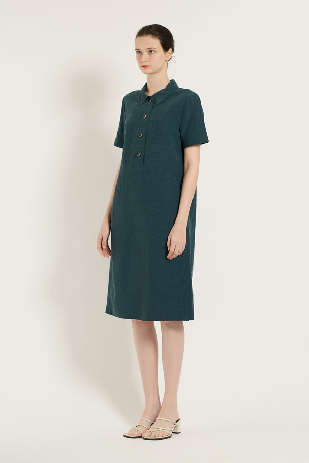 [25SU] 베이직 반오픈 원피스는 시원한 여름을 위한 여성 의류로, 세련된 디자인과 편안한 착용감을 선사합니다. 마, 레이온, 폴리에스터 혼방 소재에 자연스러운 핏과 반오픈 네크라인, 단추 디테일이 더해져 간결하면서도 멋스러운 스타일을 연출합니다. PEACOCK BLUE와 BROWN 두 가지 컬러로 제공되며, 안감이 있어 비침 걱정 없이 착용할 수 있습니다.
