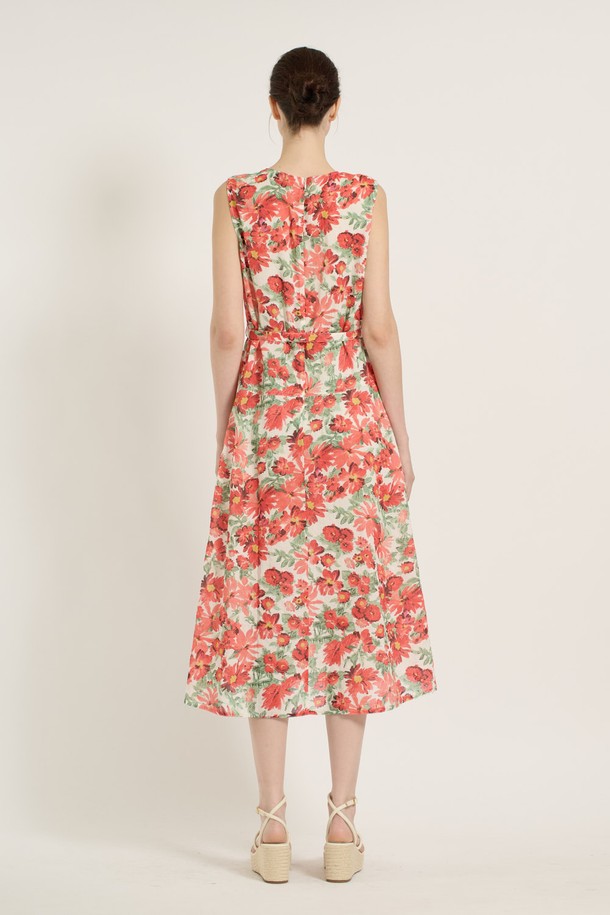 상큼한 플라워 패턴이 돋보이는 [25SU] 플라워 아사 원피스입니다. 부드러운 아사 소재의 루즈핏으로 편안한 착용감을 선사하며, 시원한 민소매와 플레어 치마 타입으로 여름철 여성스러운 스타일을 연출합니다. 라운드넥 디자인에 레드와 그린 컬러 옵션으로, 캐주얼하면서도 페미닌한 무드를 즐길 수 있는 아이템입니다.
