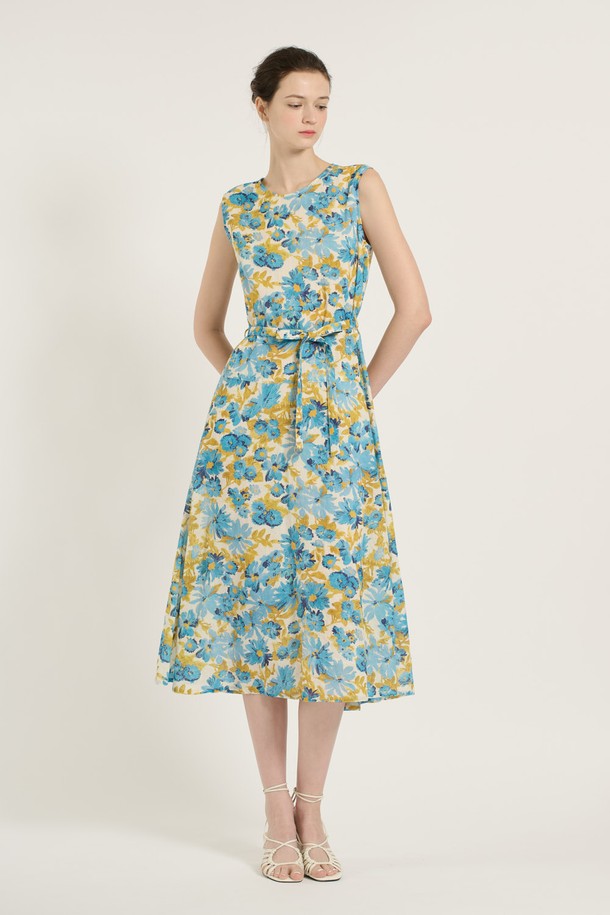 [25SU] 플라워 아사 원피스는 시원한 착용감의 아사 원단을 사용하여 여름철에도 쾌적하게 입을 수 있는 여성용 원피스입니다. 우아하고 화려한 플라워 패턴과 A라인 플레어 치마, 그리고 여유로운 핏으로 편안하면서도 여성스러운 실루엣을 연출합니다. 라운드넥 민소매 디자인에 벨트가 포함되어 있어 다양한 스타일링이 가능하며, 부드러운 촉감과 얇은 두께로 시원하게 즐길 수 있습니다.
