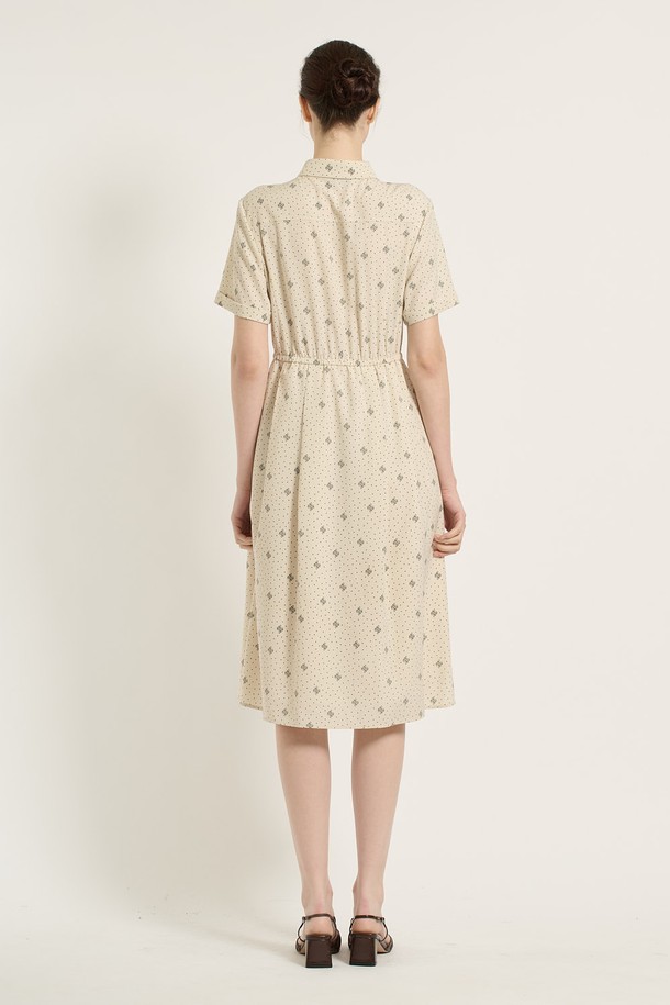 크림 컬러의 여성용 [25SU] 프린트 스트링 원피스입니다. 플라워 패턴의 플레어 A라인 스커트와 반소매 디자인, 얇은 두께감으로 시원한 여름 스타일을 연출합니다. 캐주얼한 무드에 카라 네크라인과 스트링 디테일로 포인트를 더한 레귤러핏 프린트 원피스입니다.
