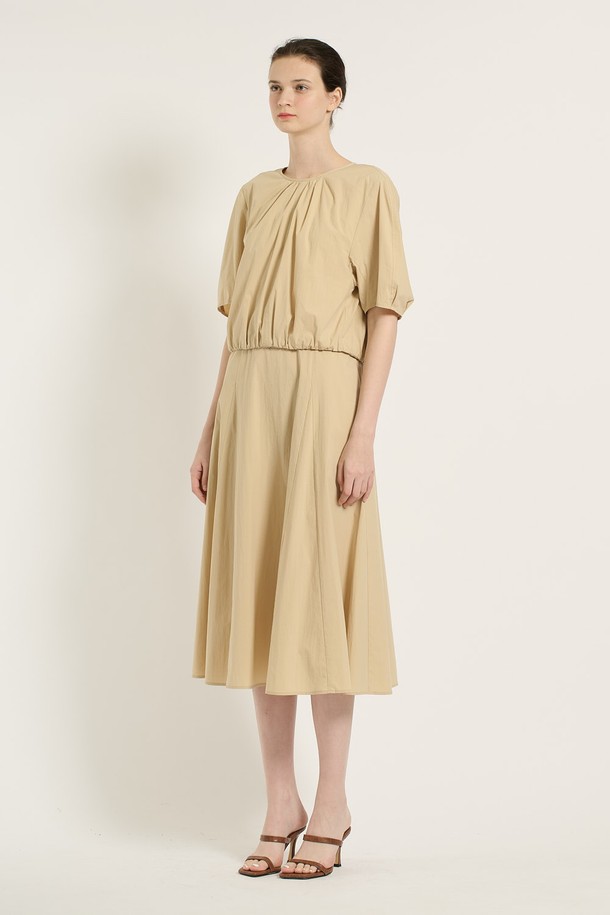 여성스러운 실루엣을 연출하는 [25SU] 2IN1 원피스입니다. 베이직한 디자인에 여성스러운 A라인 플레어 스커트, 반소매, 라운드넥으로 편안하게 착용 가능합니다. 얇은 두께감과 시원한 베이지 컬러, 플리츠 디테일이 더해져 여름철 데일리룩으로 활용하기 좋습니다.
