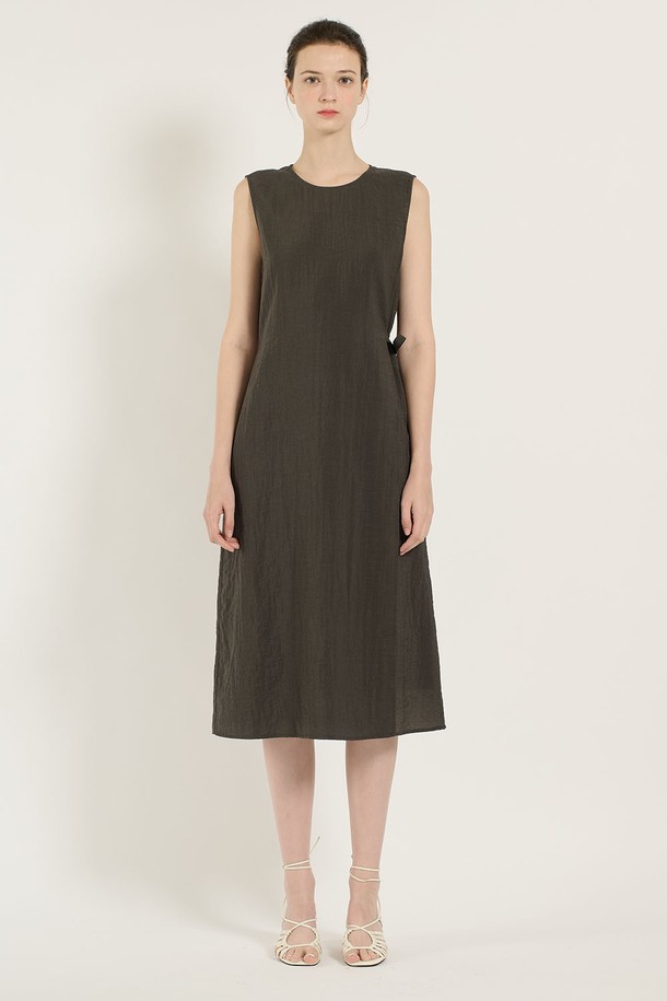 [25SU] 다크 그레이 랩 원피스는 부드럽고 시원한 레이온, 나일론, 마 혼방 소재로 제작되어 여름철에도 편안하게 착용할 수 있습니다. 슬림 핏 라운드넥 디자인에 허리 슬림 디자인과 옆 매듭 장식이 더해져 세련되고 우아한 분위기를 연출하며, 랩 스타일 치마가 여성스러운 실루엣을 강조합니다. 민소매 디자인과 캠 디테일이 시원함을 더하고, 안감(폴리에스터)으로 편안한 착용감을 선사하여 일상 또는 특별한 날 모두 활용하기 좋습니다.
