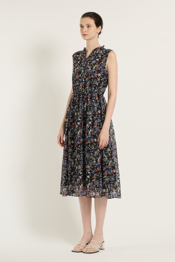 [25SU] 플라워 엠보 민소매 원피스는 여성스러운 스타일을 연출해주는 여름용 원피스입니다. 부드러운 폴리에스터 소재에 엠보 플라워 패턴이 돋보이며, 슬림핏과 브이넥 디자인으로 여성스러운 실루엣을 강조합니다. 허리 라인을 잡아주고 밑단 플레어로 여성스러움을 더하며, 시원한 착용감을 선사합니다.
