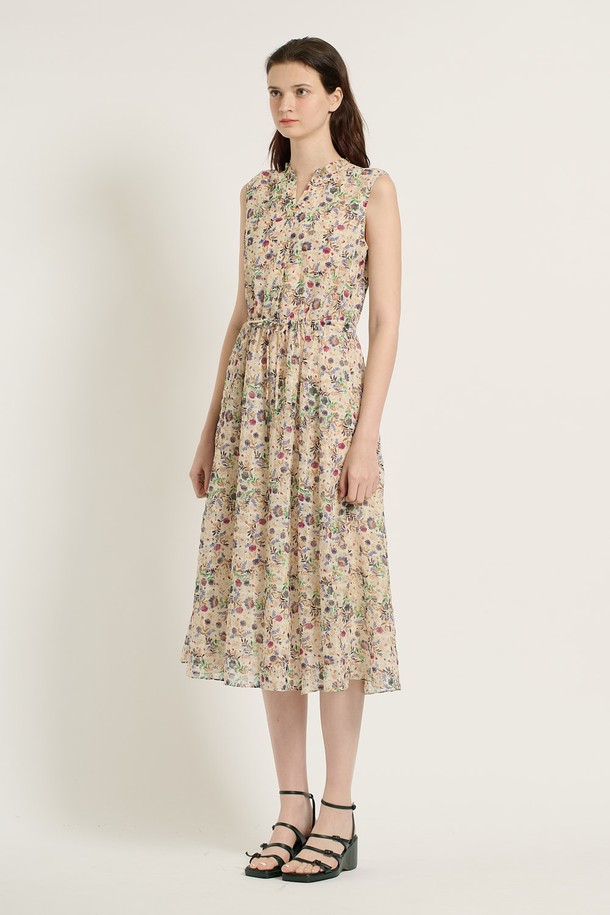 [25SU] 플라워 엠보 민소매원피스는 가볍고 시원한 폴리에스터 소재로 제작되어 여름철에도 쾌적하게 착용할 수 있습니다. 우아하고 엘레강스한 분위기를 연출하는 A라인 플레어 핏의 민소매 원피스로, 허리 주름 디테일과 넉넉한 스커트 길이가 여성스러운 실루엣을 완성합니다. 엠보 플라워 패턴과 부드러운 촉감, 라운드넥 디자인으로 편안하면서도 세련된 스타일을 연출하며, LIGHT BEIGE와 BLACK 두 가지 색상으로 제공됩니다.
