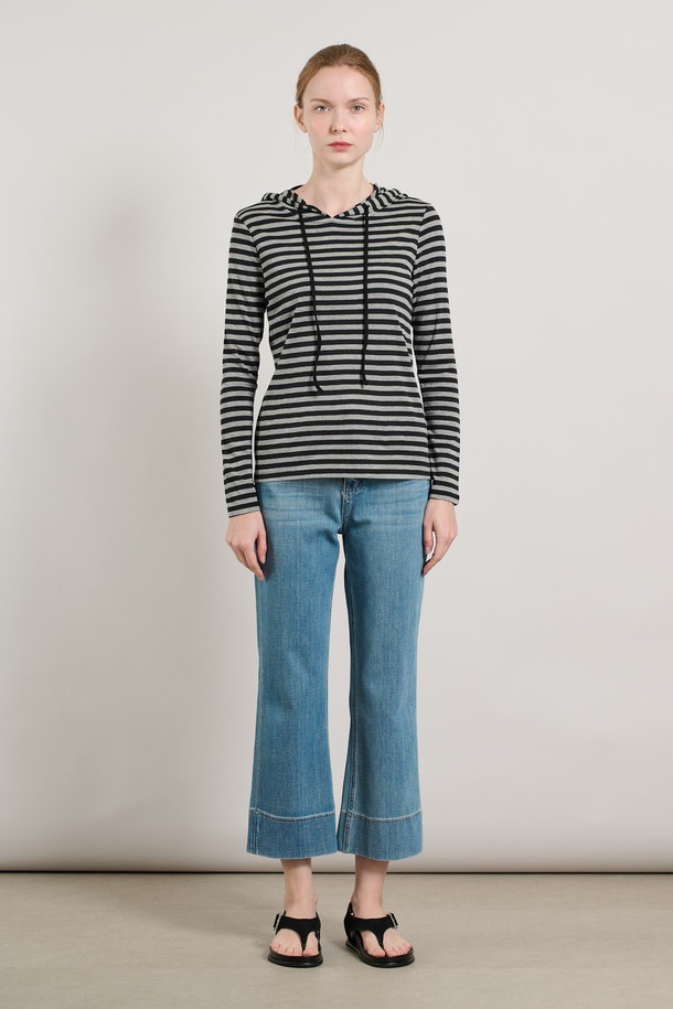 "[25FA] 스트라이프 후드 져지 - LIGHT M GRAY"는 가을에 어울리는 여성용 후드 티셔츠입니다. 캐주얼, 클래식, 미니멀 스타일을 모두 아우르는 디자인으로 가을 나들이룩이나 집콕룩에 적합합니다. 부드러운 촉감의 라이트 M 그레이 컬러에 스트라이프 패턴이 더해져 세련된 느낌을 줍니다. 레이온, 아크릴, 캐시미어, 폴리우레탄, 모, 견 등의 고급 소재 혼방으로 제작되어 편안하면서도 고급스러운 착용감을 선사합니다. 후드 조임끈과 소매, 밑단의 깔끔한 마감 처리로 완성도를 높였습니다.
