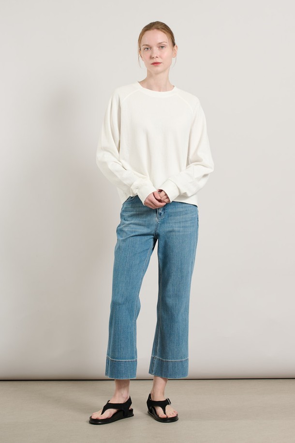 [25FA] 맨투맨 라운드 져지 - SNOW WHITE (스노우 화이트) A5F7X40711는 여성용 상의 맨투맨입니다. 가을, 겨울 데일리룩과 가을 나들이룩에 적합하며, 베이직하고 미니멀한 스타일을 연출합니다. 면 90%와 나일론 10% 혼방 소재로 제작되어 부드러운 촉감을 자랑하며, 레귤러핏 라운드넥 디자인입니다. 긴 소매 기장과 손목 및 허리 부분 마감 처리가 특징이며, 일상복으로 편안하게 착용할 수 있습니다.
