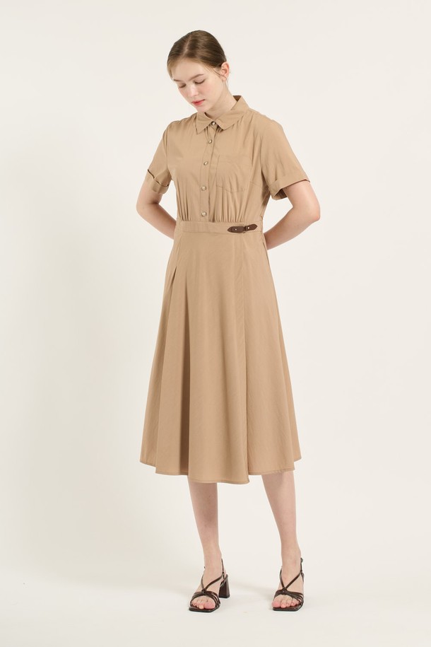 [25SU] 셔츠형 랩원피스는 다크 베이지 및 다크 그레이 컬러로 출시된 여성용 셔츠형 원피스입니다. 레이온, 나일론, 폴리우레탄, 폴리에스터 혼방 소재로 제작되어 부드러운 촉감과 얇은 두께감으로 여름철 데일리 및 포멀룩에 적합합니다. A라인 핏, 셔츠칼라, 반소매 디자인에 벨트, 주름, 소매 버튼, 서스펜더 디테일을 더해 클래식하면서도 모던한 스타일을 연출합니다.
