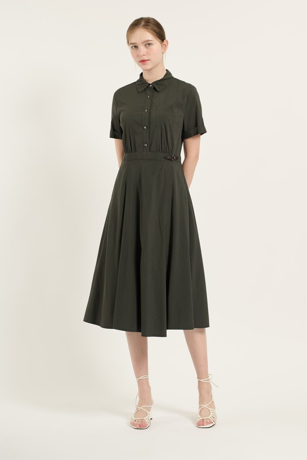 [25SU] 셔츠형 랩 원피스는 다크 그레이와 다크 베이지 두 가지 색상으로 출시된 여성용 여름 원피스입니다. 부드러운 촉감의 레이온, 나일론, 폴리우레탄, 폴리에스터 혼방 소재로 제작되었으며, 셔츠 칼라, 반소매, 허리 라인 강조, 랩 스타일, 버튼 및 포켓 디테일이 특징입니다. A라인 핏에 안감이 있어 시크하고 캐주얼하며 우아한 스타일을 연출할 수 있습니다.
