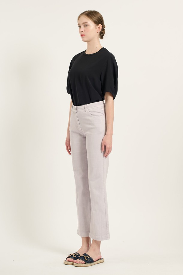 [25SU] 파스텔 컬러워싱 데님팬츠 - LIGHT VIOLET은 여름 시즌을 위한 여성 데님팬츠입니다. 라이트 바이올렛과 올리브 두 가지 컬러로 출시되었으며, 유니크하면서도 세련된 스타일을 연출합니다. 크롭 기장의 스트레이트 핏으로 제작되었으며, 부드러운 촉감과 뛰어난 탄력성으로 편안한 착용감을 제공합니다. 워싱 디테일이 돋보이며 높은 활용도를 자랑합니다.
