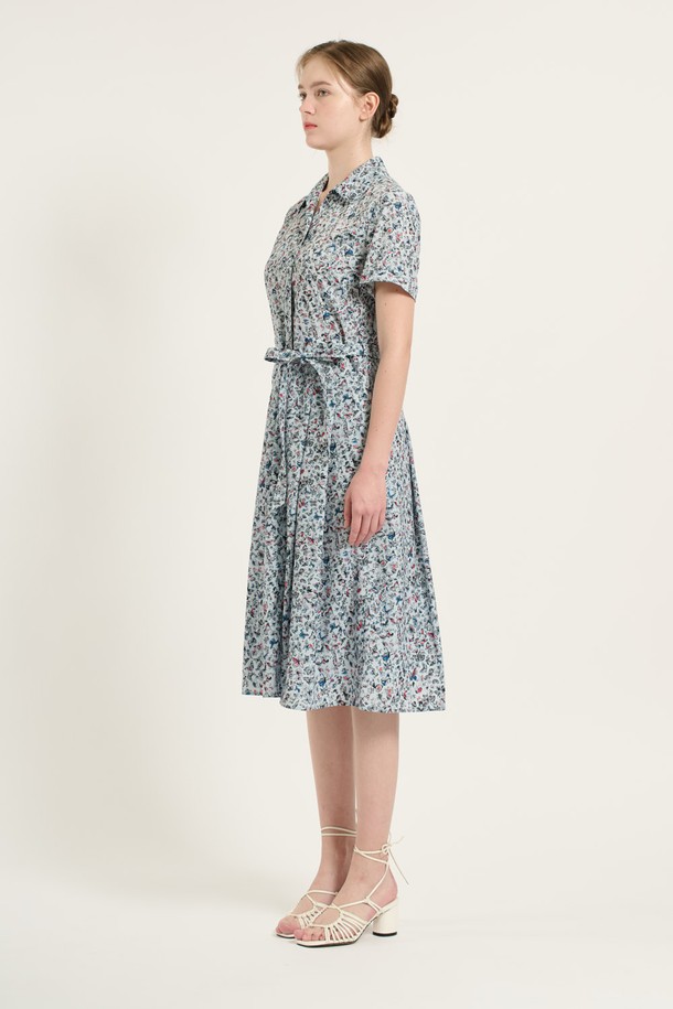 [25SU] M BLUE 플라워 프린트 핏앤플레어 원피스는 시원한 여름을 위한 여성스러운 플레어 원피스입니다. 부드러운 폴리에스터 소재와 안감 처리로 편안한 착용감을 선사하며, 허리 스트랩으로 핏을 조절하여 우아한 실루엣을 연출할 수 있습니다. 카라 네크라인과 반소매 디자인, 플라워 패턴이 어우러져 데일리룩은 물론 특별한 날에도 돋보이는 스타일을 완성합니다.
