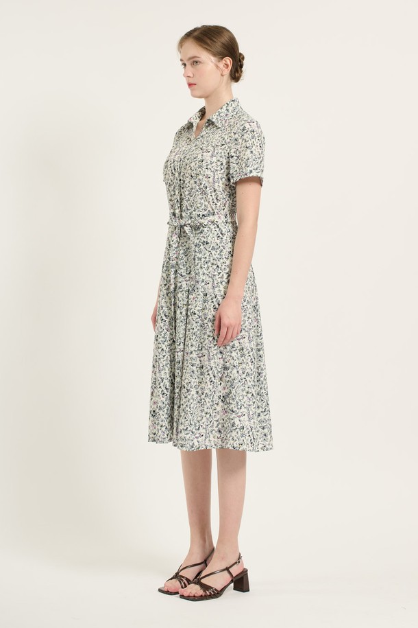 아이보리 컬러의 [25SU] 프린트 핏앤플레어 원피스는 부드러운 폴리에스터 소재로 제작되어 편안한 착용감을 선사합니다. 허리 벨트 디테일과 허리선 스트링으로 우아한 실루엣을 연출하며, 소매와 스커트의 플레어 디테일이 여성스러운 매력을 더합니다. 데일리룩은 물론 특별한 날에도 돋보이는 스타일을 완성해보세요.
