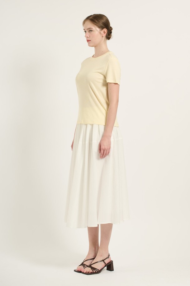 [25SU] 뒷 절개 울스판 티셔츠는 부드러운 촉감과 뛰어난 신축성을 자랑하는 여성용 티셔츠입니다. 라운드넥에 레귤러핏으로 편안하게 착용 가능하며, 여름철 시원하게 입을 수 있는 얇은 두께의 반소매 티셔츠입니다. 뒷 절개 포인트 디테일과 깔끔한 마감으로 미니멀한 스타일을 연출하며, 크림과 다크 브라운 두 가지 색상으로 만나보세요.
