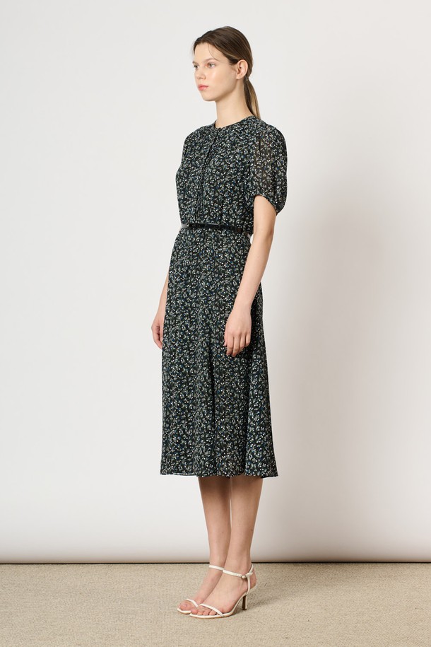 [25FA] 벨티드 플레어 원피스 - BLACK은 우아하고 세련된 스타일을 연출하는 여성용 원피스입니다. 블랙 컬러의 폴리에스터 소재로 제작되어 부드러운 촉감을 선사하며, 플로럴 패턴이 은은하게 포인트를 더합니다. 라운드넥과 반소매 디자인, 벨트 디테일이 여성스러운 실루엣을 강조하며, 볼륨감 있는 소매가 특징입니다. 격식 있는 자리나 데일리 룩으로 활용하기 좋으며, 모임룩, 데이트룩, 하객룩 등 다양한 TPO에 맞춰 클래식, 로맨틱, 미니멀한 스타일을 연출할 수 있습니다. 활동성 좋은 구조로 편안하게 착용 가능하며, 가을 시즌에 어울리는 아이템입니다.
