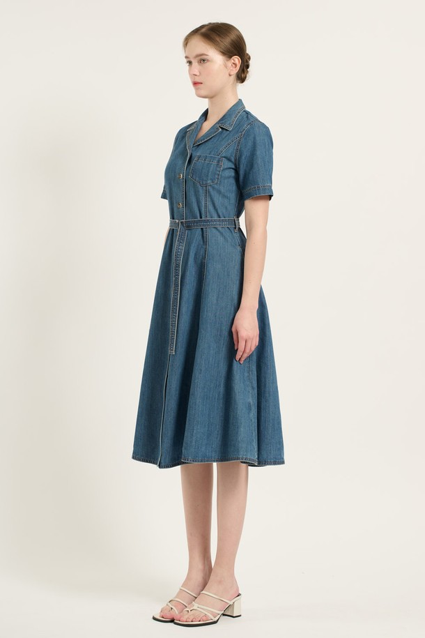 세련된 핏앤플레어 디자인이 돋보이는 [25FA] 인디고 데님 원피스입니다. 면과 폴리에스터 혼방 소재로 제작되어 편안한 착용감을 선사하며, 허리 라인을 강조하는 벨트와 버튼 디테일이 클래식하고 세련된 무드를 더합니다. 플레어 스커트와 반소매 디자인으로 데일리룩에 활용하기 좋으며, 포켓으로 실용성을 높였습니다.
