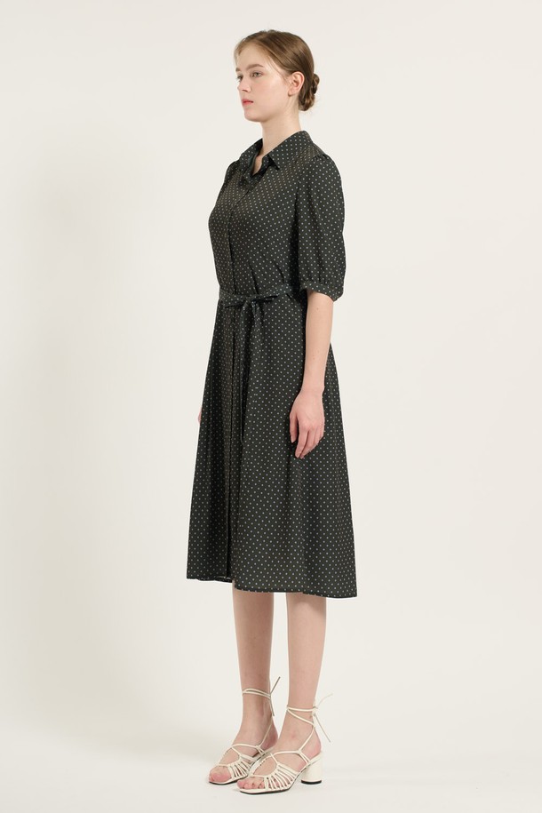 [25FA] 셔츠형 플레어 벨티드 원피스 - KHAKI (카키) B5C7O67145는 우아하고 세련된 스타일을 연출하는 여성 셔츠형 원피스입니다. 7부 소매 기장과 셔츠 칼라 디자인이 특징이며, 허리 벨트 디테일이 더해져 슬림핏을 강조합니다. 자연스러운 플레어 라인과 안감 처리가 편안한 착용감을 선사하며, 사계절 내내 활용 가능한 실용적인 아이템입니다. 데이트룩, 모임룩, 오피스룩 등 다양한 TPO에 매치하여 클래식, 미니멀, 시크한 무드를 연출할 수 있습니다. 폴리에스터 소재로 제작되어 관리가 용이합니다.
