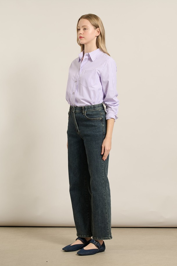 [25FA] 밴딩 워싱 데님 - 다크 블루 A5F8P35354는 여성용 데님 팬츠입니다. 다크 블루 컬러의 워싱 처리된 면, 폴리우레탄 혼방 소재로 제작되었으며, 가을 시즌에 데일리룩 또는 가을 나들이룩으로 활용하기 좋습니다. 허리 부분 밴딩으로 편안한 착용감을 제공하며, 와이드 핏 디자인이 다리 라인을 슬림하게 연출합니다. 클래식, 미니멀, 캐주얼 스타일을 모두 소화할 수 있으며, 빈티지한 매력의 디테일이 돋보입니다.
