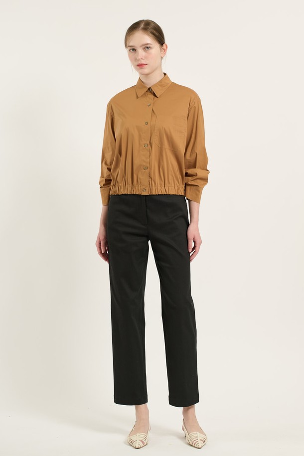 [25FA] 밑단 밴딩 셔츠는 캐주얼하고 미니멀한 스타일을 추구하는 여성 고객을 위한 크롭 기장의 셔츠입니다. 부드러운 면 소재로 제작되어 봄, 가을에 얇게 입기 좋으며, 차이나칼라와 긴 소매 디자인으로 깔끔한 느낌을 줍니다. 밑단 밴딩 디테일이 있어 활동성을 높였으며 루즈핏으로 편안하게 착용 가능합니다. 데이트룩, 카페룩과 같은 TPO에 적합하며, 베이직한 디자인으로 다양한 스타일링에 활용하기 좋습니다.
