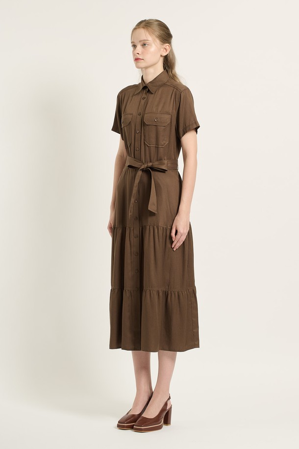 [25FA] 카라형 캉캉 셔링 원피스 - 브라운 (BROWN B5C7O60174)는 여성스러운 실루엣을 연출하는 가을 데일리 [셔링] 원피스입니다. 부드러운 레이온 소재로 제작되어 편안한 착용감을 선사하며, 클래식한 무드를 더하는 카라 디자인과 앞단 버튼 디테일이 특징입니다. 허리 벨트가 포함되어 있어 슬림한 핏을 연출할 수 있으며, 캉캉 셔링 디테일이 로맨틱한 분위기를 자아냅니다. 데이트룩, 카페룩, 모임룩 등 다양한 TPO에 활용하여 클래식하고 미니멀하며 로맨틱한 스타일을 완성해보세요.
