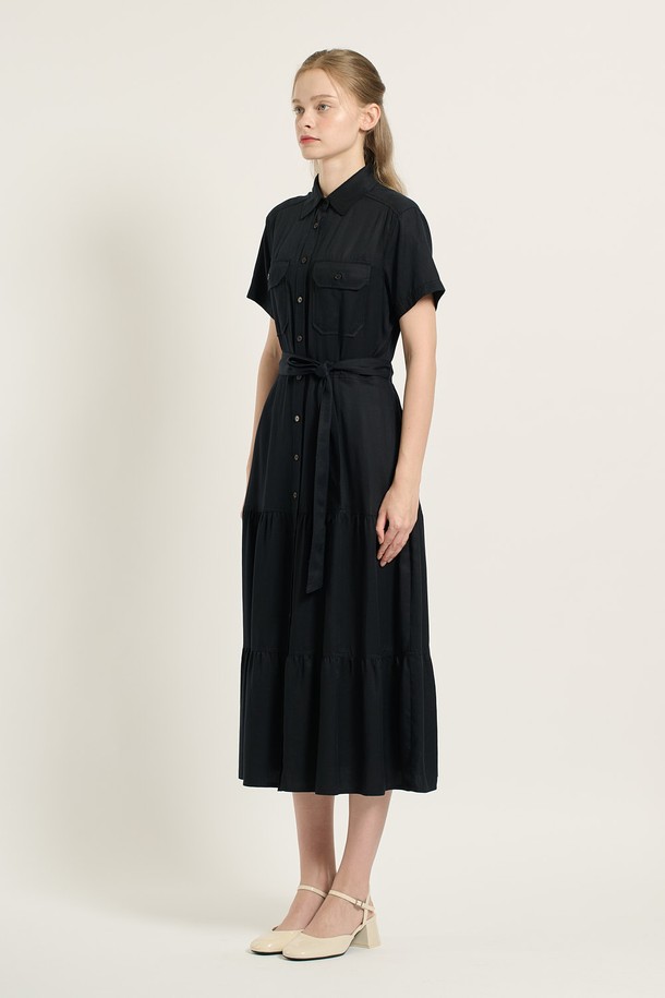 [25FA] 카라형 캉캉 셔링 원피스 - 네이비 (B5C7O60155)는 여성스러운 실루엣을 연출하는 카라 원피스입니다. 부드러운 레이온 소재로 제작되어 은은한 광택과 편안한 착용감을 선사하며, 셔링 디테일과 허리 벨트가 더해져 우아한 스타일을 완성합니다. 플레어 스커트 라인으로 움직임이 편안하며, 포켓 디자인으로 실용성을 높였습니다. 데이트룩, 카페룩, 모임룩 등 다양한 TPO에 활용 가능하며, 클래식, 미니멀, 로맨틱 스타일을 즐겨 입는 분들께 추천합니다.
