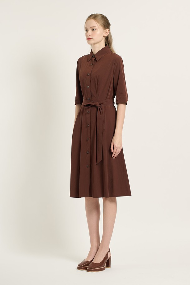 [25FA] 카라형 플레어 원피스 - 다크 브라운 B5C7O67275는 여성스러운 분위기를 연출하는 데이트룩, 카페룩, 모임룩에 어울리는 원피스입니다. 클래식, 미니멀, 걸리시 스타일을 모두 아우르며, 가을 시즌에 적합한 반소매 디자인입니다. 다크 브라운 컬러의 무지 원피스로, 카라 디테일과 벨트, 버튼 장식이 특징입니다. 플레어핏의 플레어 스커트 라인으로 여성스러운 실루엣을 강조하며, 일상에서 편안하게 착용할 수 있습니다.
