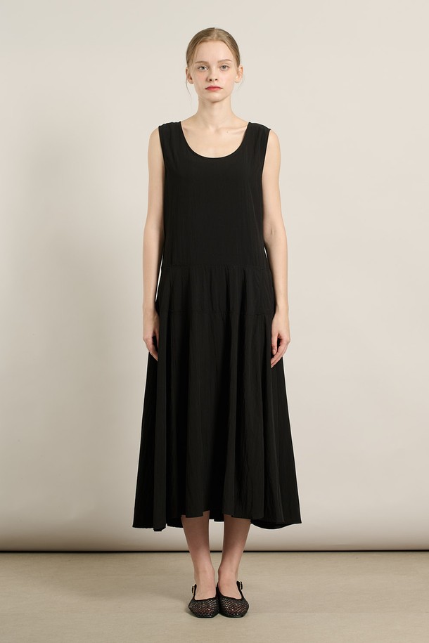 [25FA] 니트 배색 블라우스 셋업 원피스 - BLACK A5F7O68399는 여성스러운 핏과 모던한 스타일을 연출하는 블라우스 셋업 원피스입니다. 가을 시즌에 어울리는 중간 두께감의 니트 소재로 제작되었으며, 부드러운 촉감을 선사합니다. 블랙과 브라운 컬러의 배색 포인트가 돋보이며, 셔링 디테일이 더해져 체형 커버 효과를 줍니다. V넥 라인과 긴 소매 디자인으로 데이트룩, 모임룩 등 다양한 TPO에 활용 가능합니다. 클래식, 미니멀, 로맨틱 스타일을 즐겨 입는 분들께 추천합니다.
