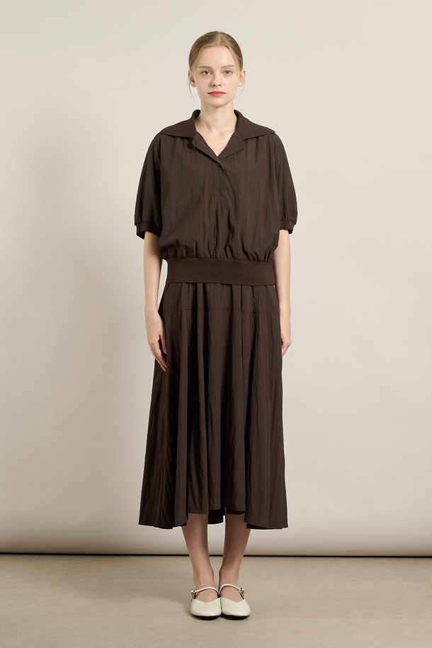 [25FA] 니트 배색 블라우스 셋업 원피스는 브라운 컬러의 여성 의류로, 가을에 어울리는 세련되고 우아한 스타일을 연출합니다. 레이온과 나일론 혼방 소재로 제작되어 부드러운 촉감을 선사하며, 브이넥 라인과 반소매 디자인이 특징입니다. 블라우스와 스커트가 셋업으로 구성되어 플레어 치마핏과 릴렉스핏으로 편안하게 착용 가능합니다. 허리선 니트 디테일이 돋보이며, 데이트룩, 카페룩, 모임룩 등 다양한 TPO에 맞춰 클래식, 미니멀, 로맨틱 스타일을 완성할 수 있습니다.
