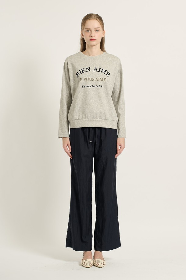 [25FA] 긴팔 맨투맨 티셔츠 - MULTI M GRAY B5C8X42297는 가을 나들이룩에 어울리는 캐주얼, 미니멀, 클래식 스타일의 맨투맨 티셔츠입니다. 부드러운 촉감과 가벼운 착용감을 자랑하며, 루즈핏으로 편안하게 즐길 수 있습니다. MULTI M GRAY 및 DARK RED 두 가지 색상으로 만나볼 수 있으며, 도톰한 두께감으로 따뜻함을 더했습니다. 프랑스어 레터링, 도톰한 밴딩, 소매와 밑단의 특별한 디테일이 세련된 무드를 연출합니다. 폴리에스터, 면, 폴리우레탄 혼방 소재로 제작되어 내구성과 편안함을 동시에 느낄 수 있습니다.
