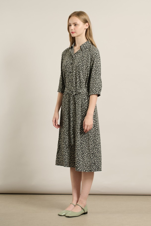 [25FA] 반오픈 뒤밴딩 프린트 원피스 - BLACK A5F8O62599는 캐주얼한 스타일의 여성용 반오픈 원피스입니다. 라운드넥 디자인에 반소매 기장으로, 가을에 어울리는 폴리에스터 소재의 루즈핏 플레어 원피스입니다. 블랙과 브라운 두 가지 색상으로 제공되며, 프린트 무늬가 특징입니다. 뒷부분 밴딩 디테일과 심플한 실루엣으로 허리를 자연스럽게 잡아주어 편안한 착용감과 활동성을 제공합니다. 데이트룩, 카페룩 등 다양한 TPO에 활용 가능하며, 미니멀하고 클래식한 스타일을 연출하기 좋습니다.
