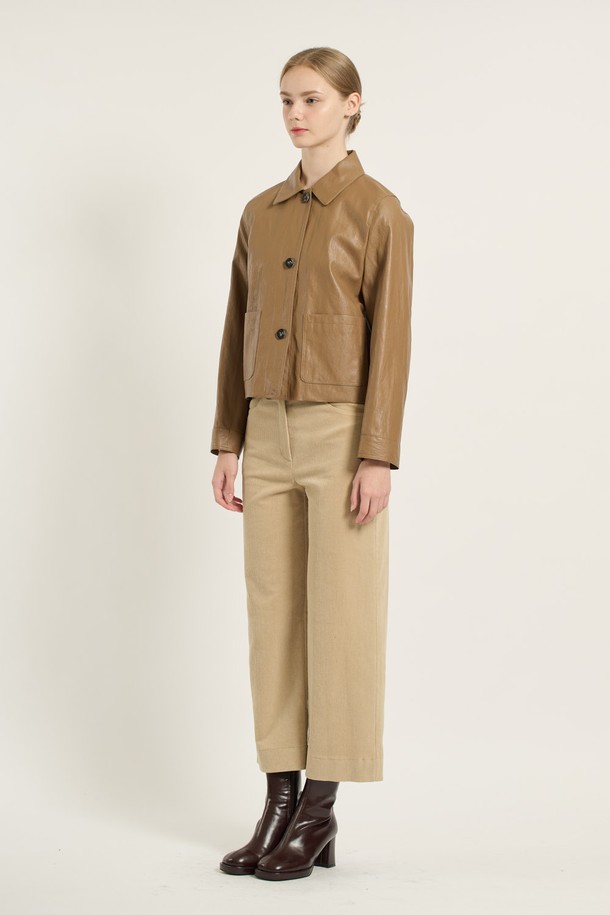 [25WT] 스탠카라 숏 기장 포우 레더 재킷은 여성 의류로, 미니멀하고 모던한 스타일을 연출합니다. 다크 베이지 색상의 인조 가죽 소재로 제작되어 봄, 가을에 적합하며, 숏 기장과 스탠카라 디자인이 특징입니다. 버튼 여밈 방식과 레귤러 핏으로 편안하게 착용할 수 있으며, 포켓 디테일이 더해져 실용성을 높였습니다. 데이트룩, 쇼핑룩 등 다양한 TPO에 활용 가능하며, 미니멀, 클래식, 시크한 스타일을 선호하는 분들께 추천합니다.
