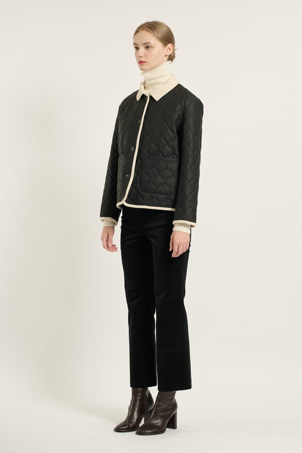 [25WT] 코듀로이 배색 카라 퀼팅 - BLACK B5D9I87199는 겨울철 따뜻하고 스타일리시하게 연출할 수 있는 여성용 퀼팅 재킷입니다. 부드러운 레이온, 폴리에스테르, 코듀로이 혼방 소재로 제작되어 포근한 착용감을 선사하며, 두꺼운 두께감으로 보온성을 높였습니다. 블랙 컬러에 브라운 배색 카라 디자인과 소매, 밑단 트림으로 클래식하면서도 엘레강스한 분위기를 자아냅니다. 레귤러핏에 버튼 여밈 방식으로 편안하게 착용 가능하며, 데일리룩, 모임룩, 데이트룩 등 다양한 TPO에 활용할 수 있습니다. 미니멀, 시크 스타일을 즐기는 여성분들께 추천하는 겨울 필수 아이템입니다.
