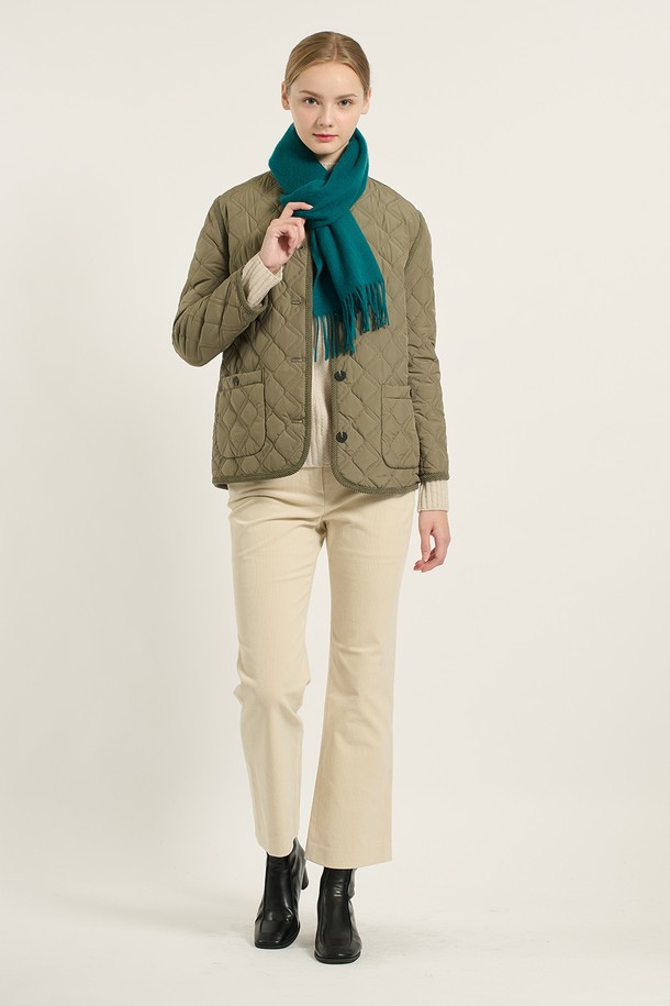 **[25WT] 브이넥 바인딩 퀼팅 - KHAKI B5D9I87645**

가을 나들이룩에 어울리는 여성 퀼팅 재킷입니다. 클래식하면서도 트렌디한 스타일로, 간절기에 적합합니다. 부드러운 폴리에스터 소재로 제작되었으며, 매끄러운 촉감을 선사합니다. 브이넥 디자인과 바인딩 디테일, 포켓 디테일이 특징이며, 심플한 버튼으로 여밈을 더했습니다. 숏 기장의 레귤러핏으로, 다양한 스타일 연출에 용이합니다. 색상은 카키, 아이보리, 블랙 3가지로 구성되었습니다.
