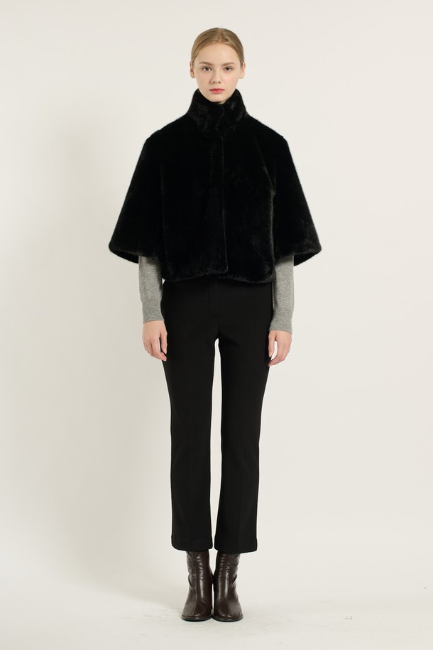 [25WT] 하이넥 페이크 퍼 재킷 - BLACK B5D9I97299는 겨울철 시크하고 우아한 스타일을 연출해 줄 여성용 하이넥 페이크 퍼 재킷입니다. 부드러운 촉감의 폴리에스터 소재로 제작되어 뛰어난 보온성을 자랑하며, 숏 기장과 자연스러운 핏으로 편안한 착용감을 선사합니다. 블랙과 실버 두 가지 컬러로 출시되어 다양한 룩에 매치하기 용이하며, 무지 디자인과 양옆 포켓, 그리고 세심한 마감 처리로 고급스러운 분위기를 더했습니다. 겨울 데일리룩, 모임룩, 파티룩 등 TPO에 맞춰 시크하고 클래식한 스타일을 완성해보세요.
