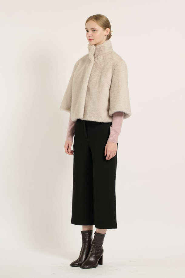 세련되고 우아한 무드의 여성용 [25WT] 하이넥 페이크 퍼 재킷 - SILVER B5D9I97209입니다. 부드러운 촉감의 두꺼운 폴리에스테르 소재로 제작되어 겨울철 보온성을 높여줍니다. 하이넥 디자인과 히든 버튼 여밈 방식으로 깔끔한 실루엣을 연출하며, 세미 오버핏으로 편안하게 착용 가능합니다. 실버와 블랙 두 가지 컬러로 출시되어 다양한 스타일 연출이 가능하며, 일상, 데이트, 모임 등 다양한 TPO에 활용하기 좋습니다. 내부에는 폴리에스터 안감이 덧대어져 있으며, 긴 소매 기장과 실용적인 주머니 디테일로 편의성을 더했습니다.
