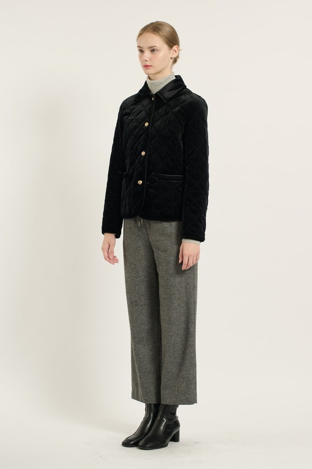 세련된 무드의 [25WT] 벨벳 퀼팅 점퍼 - BLACK B5D9R13499입니다. 부드러운 촉감의 벨벳 소재와 퀼팅 패턴이 어우러져 클래식하면서도 시크한 스타일을 연출합니다. 겨울철 일상, 모임, 오피스룩에 모두 잘 어울리는 활용도 높은 아이템입니다. 적당한 두께감으로 따뜻함을 제공하며, 벨벳 안감과 버튼 디테일이 고급스러움을 더합니다. 긴 소매 기장과 레귤러핏으로 편안한 착용감을 선사합니다.
