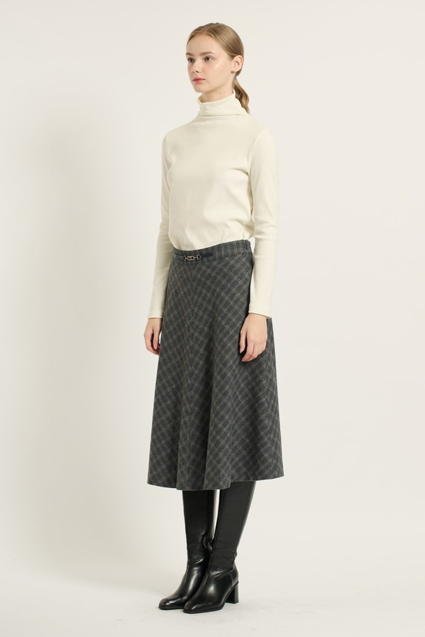 [25WT] 훌 체크 스커트 - M GRAY (B5D9S20216)는 여성스러운 무드를 연출하는 훌 스커트입니다. M GRAY 색상의 체크 패턴으로, 겨울철 데일리룩, 모임룩, 데이트룩 등 다양한 TPO에 활용하기 좋습니다. 부드러운 촉감의 폴리에스터, 모 혼방 소재로 제작되었으며, 허리선의 슬림한 벨트 디테일과 자연스럽게 퍼지는 A라인/플레어 실루엣이 특징입니다. 슬림 핏으로 우아하고 여성스러운 스타일을 완성하며, 다양한 상의와 매치하여 클래식, 미니멀, 로맨틱 스타일을 연출할 수 있습니다. 두께감 있는 소재로 따뜻하게 착용 가능하며, 편안한 착용감을 선사합니다.
