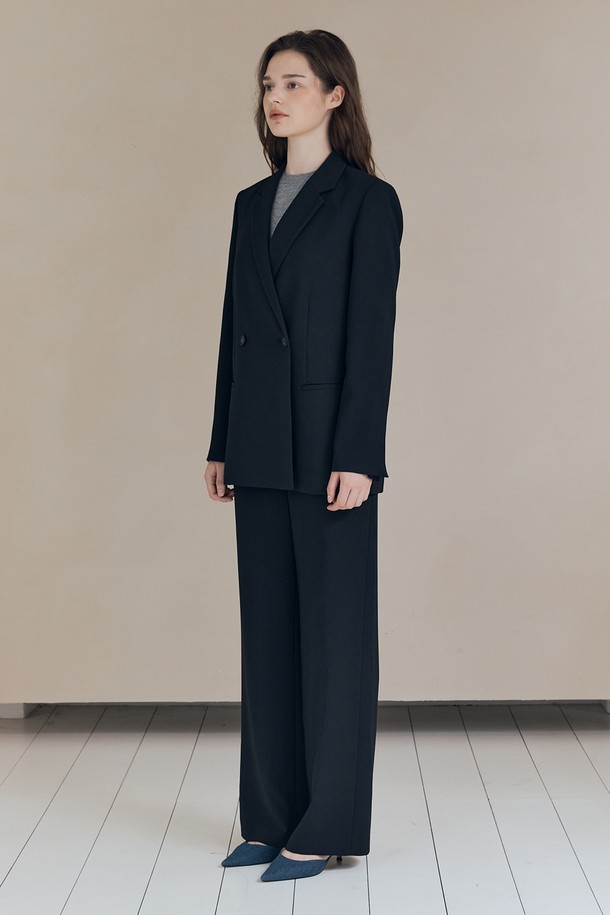 [25FA] 더블브레스티드 재킷 - BLACK A5F8J12299는 여성 고객을 위한 아우터 상품입니다. 모던, 클래식, 엘레강스 스타일을 추구하는 분들께 적합하며, 일상, 오피스룩, 출근룩, 모임룩 등 다양한 TPO에 활용할 수 있습니다. 레귤러핏의 블랙 컬러, 무지 패턴의 더블버튼 디자인으로 시크하고 미니멀한 스타일을 연출합니다. 폴리에스테르와 폴리우레탄 혼방 소재로 제작되어 부드러운 촉감을 선사하며, 가을 시즌에 적합한 두께감입니다. 클린한 숄더라인, 버튼 강조, 이너 레이어링 디테일, 세트업 가능한 점이 특징입니다.
