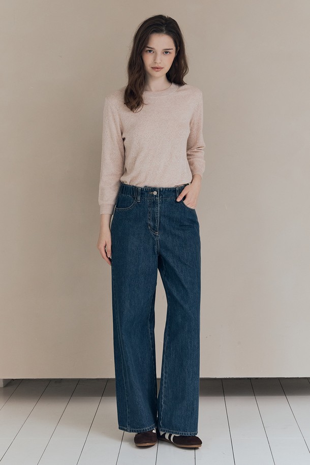 [25FA] 와이드레그 데님 팬츠 - DARK BLUE A5F8P35954는 여성용 데님 팬츠입니다. 짙은 다크 블루 컬러의 무지 면 소재로 제작되어 가을에 적합하며, 클래식한 스타일을 연출합니다. 하이웨스트 디자인과 와이드핏으로 현대적인 실루엣을 강조하며, 세련된 디자인이 돋보입니다. 가을 나들이룩이나 데이트룩에 매치하여, 미니멀하고 시크한 스타일을 완성해보세요.
