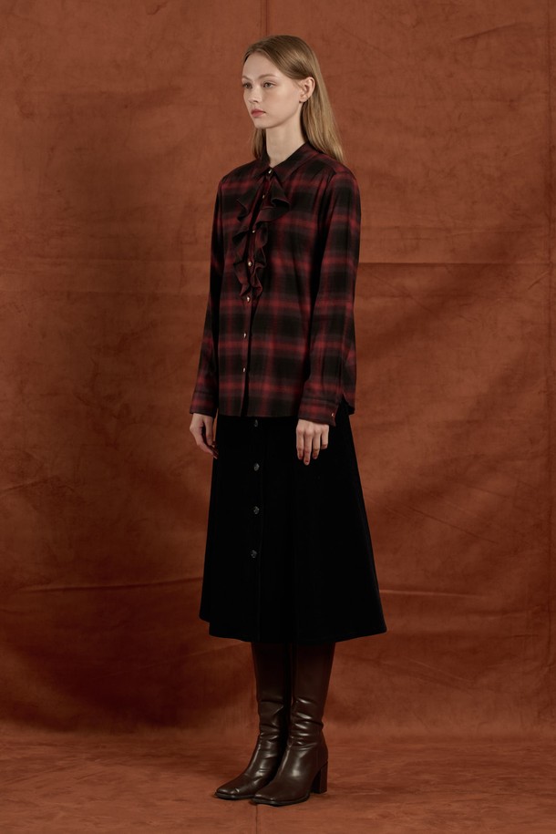 [25WT] 러플 체크 블라우스 - RED B5W9B40224는 여성용 블라우스로, 클래식하고 페미닌한 스타일을 연출합니다. 레드와 카키 두 가지 컬러로 출시되었으며, 면과 레이온 혼방 소재로 제작되어 부드러운 촉감을 선사합니다. 라운드넥에 긴 소매, 레귤러핏, 레귤러 기장으로 디자인되었으며, 체크 패턴과 러플 디테일이 특징입니다. 데이트룩, 카페룩, 모임룩 등 다양한 TPO에 미니멀, 클래식, 로맨틱 스타일로 연출할 수 있으며, 다양한 하의와 레이어드하여 사계절 내내 활용 가능합니다.
