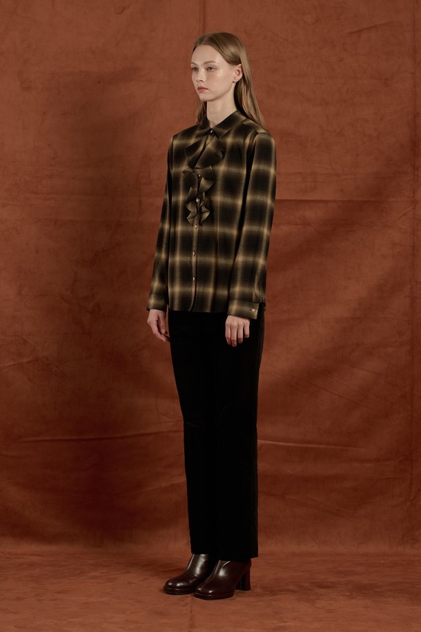 [25WT] 러플 체크 블라우스 - KHAKI B5W9B40245는 가을, 겨울 시즌에 어울리는 여성 블라우스입니다. 클래식한 무드의 카키 컬러 체크 패턴이 돋보이며, 라운드넥과 긴 소매, 레귤러핏으로 디자인되었습니다. 부드러운 면과 레이온 혼방 소재로 제작되어 간편한 착용감을 선사하며, 두꺼운 두께감으로 따뜻하게 입을 수 있습니다. 러플 디테일과 버튼 장식이 여성스러운 포인트를 더하며, 단독 또는 레이어드 스타일링 모두 활용 가능합니다. 가을 나들이룩, 겨울 데일리룩, 모임룩 등 다양한 TPO에 맞춰 클래식, 미니멀, 캐주얼 스타일로 연출해보세요.
