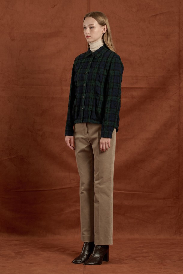세련된 그린 체크 패턴이 돋보이는 [25WT] 울 체크 블라우스입니다. 여성스러운 실루엣을 연출하며, 가을과 겨울에 따뜻하게 착용하기 좋습니다. 고급스러운 모(wool)와 면 혼방 소재로 제작되어 부드러운 촉감을 선사합니다. 소매와 밑단 디자인으로 포인트를 더해, 오피스룩, 모임룩, 가을 나들이룩 등 다양한 TPO에 활용할 수 있습니다. 클래식하고 미니멀한 스타일을 선호하는 분들께 추천합니다.
