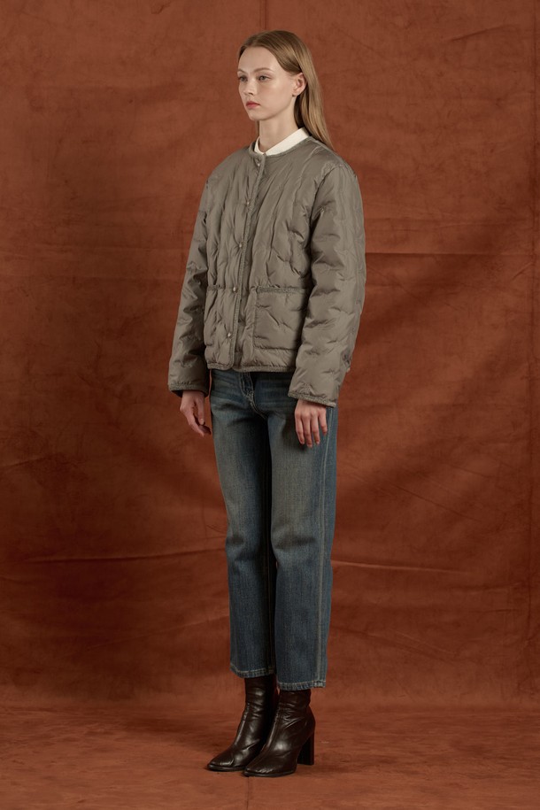 [25WT] 메탈 자수 구스 다운 - LIGHT M GRAY B5W9F80296는 여성용 아우터 구스다운입니다. 겨울철 일상 및 비즈니스 캐주얼에 적합하며, 베이직하고 캐주얼한 스타일을 연출합니다. LIGHT M GRAY 및 DARK BROWN 두 가지 색상으로 출시되었으며, 메탈 자수 포인트와 포켓 디테일이 특징입니다. 구스다운 충전재(솜털 80%, 깃털 20%)를 사용하여 가볍고 따뜻하며, 스트레이트 핏의 레귤러 기장으로 제작되었습니다. 긴 소매와 버튼 여밈 방식의 두꺼운 두께감으로 겨울철 보온성을 높였습니다.
