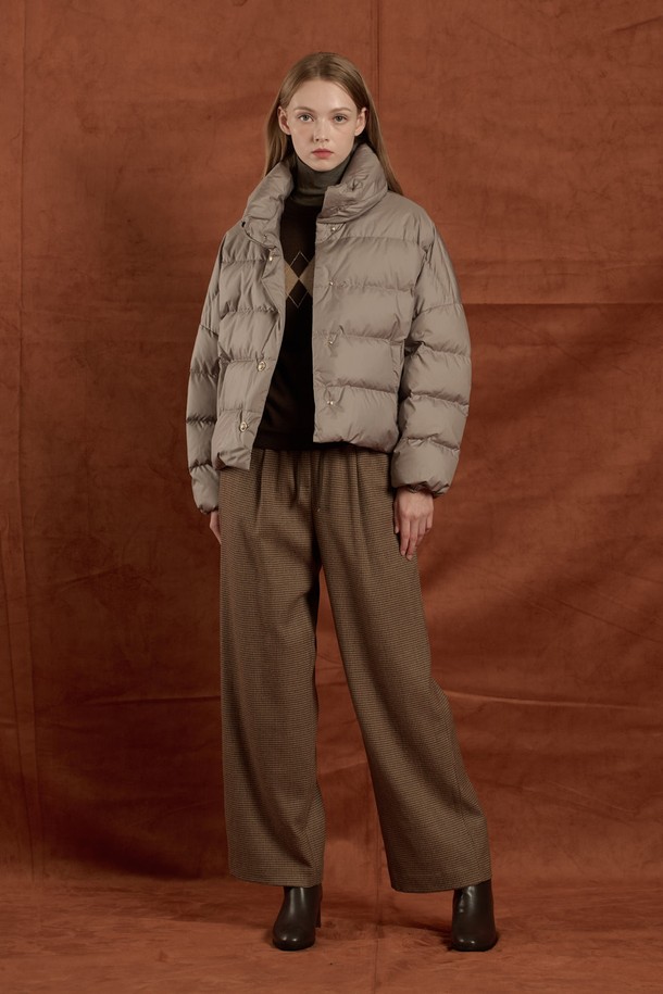 [25WT] 하이넥 구스 다운 - LIGHT KHAKI B5W9F80581은 겨울철 데일리룩에 어울리는 여성용 아우터입니다. 미니멀하고 클래식한 스타일을 추구하며, 은은한 LIGHT KHAKI 컬러가 특징입니다. 하이넥 디자인으로 목을 따뜻하게 감싸주며, 구스다운 충전재(솜털 80%, 깃털 20%)를 사용하여 뛰어난 보온성을 제공합니다. 부드러운 촉감의 폴리에스터 소재로 제작되었으며, 무지 패턴과 레귤러핏으로 깔끔한 실루엣을 연출합니다. 버튼 여밈 방식의 크롭 기장 긴소매 디자인으로, 다양한 스타일링에 활용하기 좋습니다.
