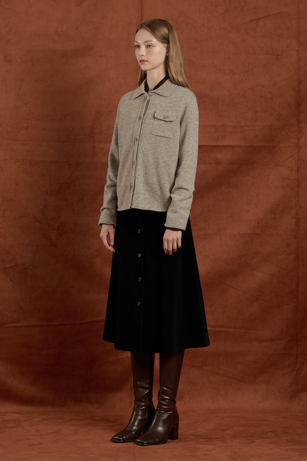 [25WT] 울 셔츠형 니트 가디건 - MULTI M GRAY B5W9K10597는 여성용 상의 니트 가디건입니다. 가을, 겨울 시즌에 어울리는 두꺼운 두께감의 울(모) 100% 소재로 제작되어 부드러운 촉감을 자랑합니다. 셔츠 칼라와 앞 단추 디자인, 왼쪽 가슴 포켓 디테일이 돋보이며, 베이직하고 클래식한 스타일을 연출합니다. 레귤러핏과 긴소매 기장으로 모임룩, 겨울 데일리룩 모두 소화 가능하며, 미니멀하고 클래식한 무드를 선호하는 분들께 추천합니다.
