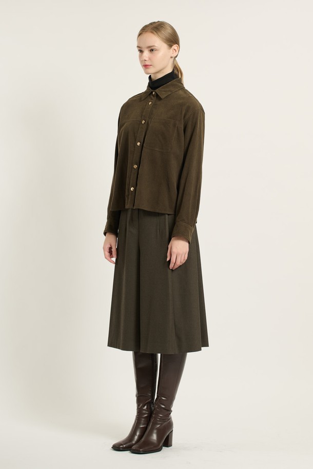 [25WT] 루즈핏 코듀로이 셔츠 - DARK KHAKI B5D9B40183는 넉넉한 루즈핏으로 편안한 착용감을 선사하는 셔츠입니다. 부드러운 촉감의 코듀로이 소재로 제작되어 봄, 가을 시즌에 활용하기 좋으며, 다크 카키 컬러가 세련된 분위기를 더합니다. 베이직하면서도 캐주얼한 스타일로, 출근룩이나 비즈니스 캐주얼, 혹은 캐주얼, 클래식, 미니멀 스타일 연출에도 적합합니다. 긴 소매와 카라 디자인, 그리고 실용적인 포켓 디테일까지 갖춰 활용도를 높였습니다. 두꺼운 두께감으로 보온성을 더했습니다.
